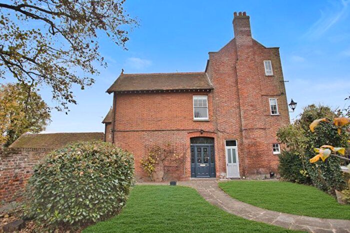 2 Bedroom Apartment For Sale In New Street, Sandwich, CT13