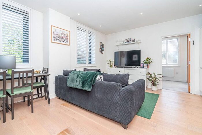 1 Bedroom Flat To Rent In Aldenham Road, Bushey, WD23