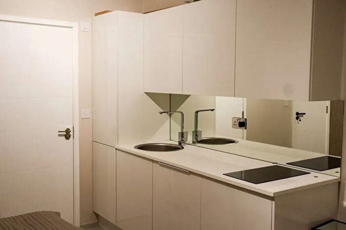 Studio To Rent In Green Walk, London, NW4