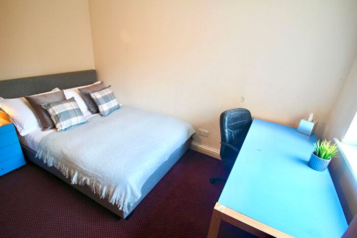 2 Bedroom Flat To Rent In Flat, Clarendon Road, Leeds, LS2