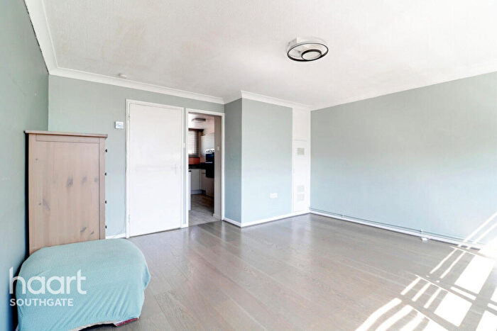 3 Bedroom Apartment For Sale In Oxford Gardens, London, N21