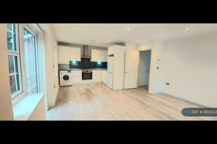 2 Bedroom Flat To Rent In Haydock Close, Hornchurch, RM12