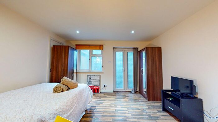 Studio To Rent In Brondesbury Park, London, NW6