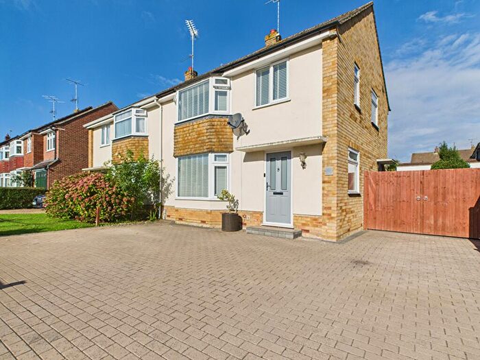 3 Bedroom Semi-Detached House For Sale In Hildens Drive, Tilehurst, Reading, RG31