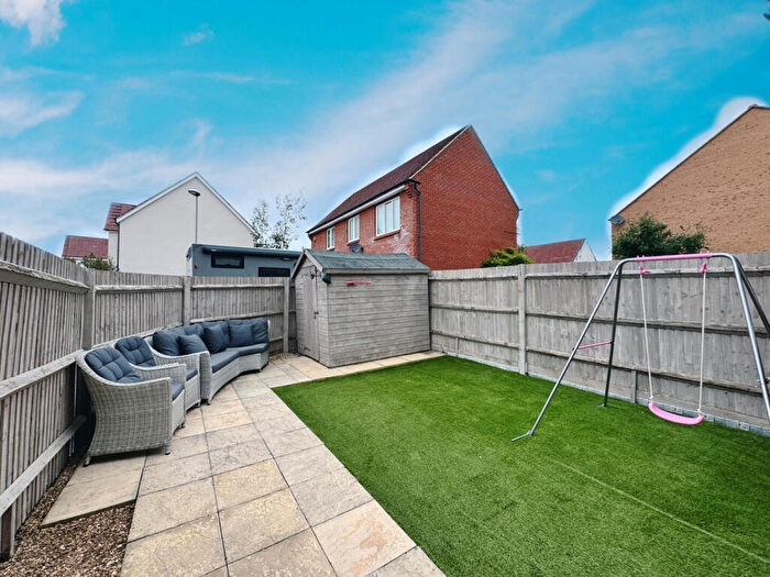3 Bedroom End Of Terrace House For Sale In Alder Wynd, Silsoe, MK45