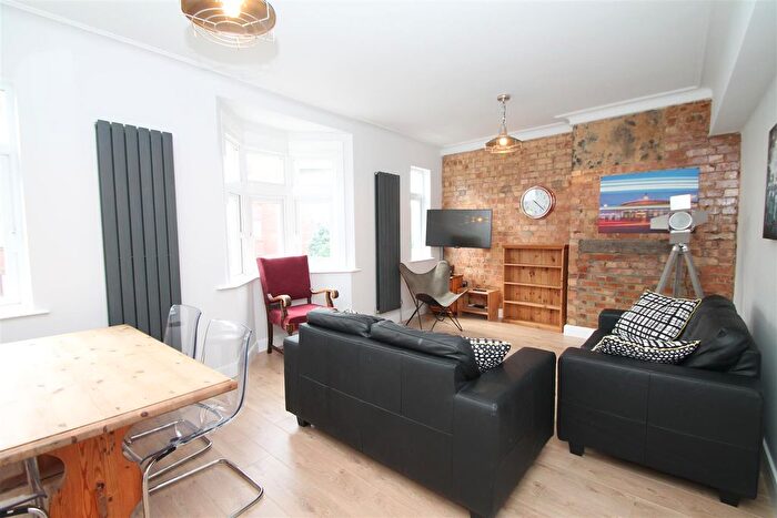 3 Bedroom Maisonette To Rent In Tudor Way, Southgate, London, N14