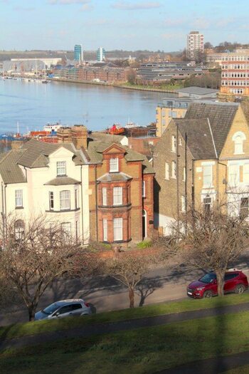5 Bedroom Flat To Rent In New Road, ME1