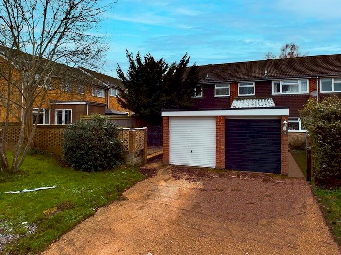 Houses for sale & to rent in GU2 9LU, Crowcroft Close, Stoughton Guildford