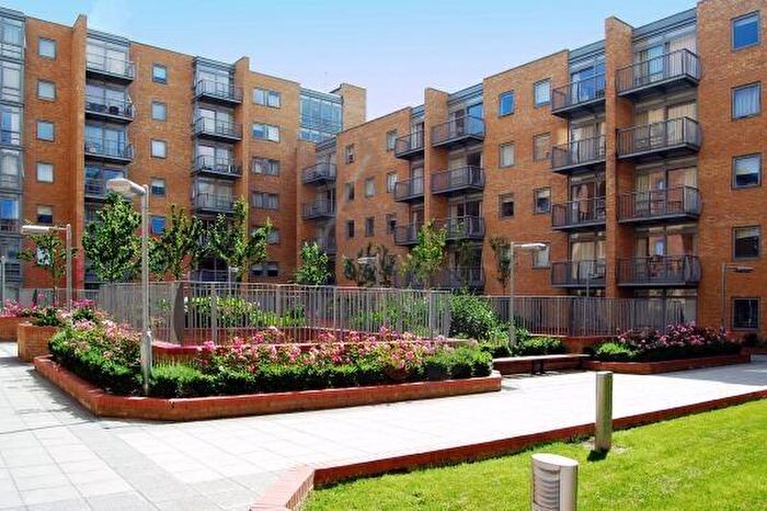 2 Bedroom Flat To Rent In Gainsborough Apartments, Canary Central, Cassillis Road, South Quay, Canary Wharf, London, E14