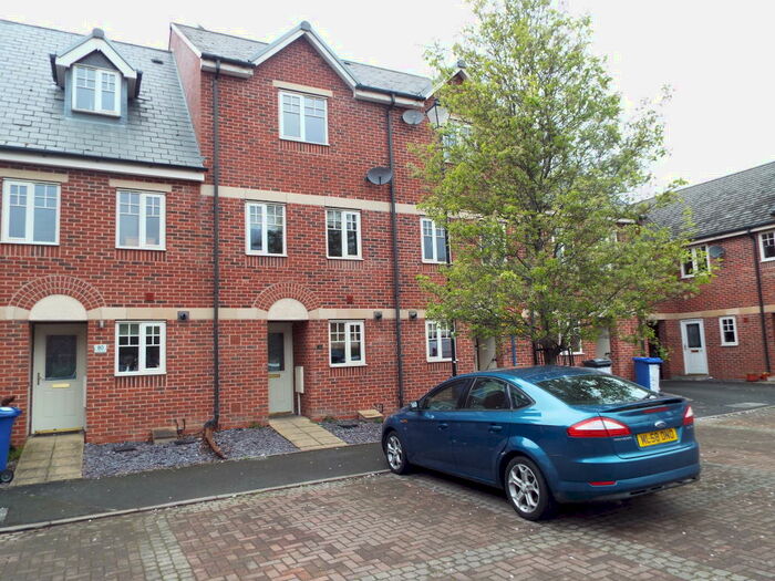4 Bedroom House To Rent In Caroline Court, Burton On Trent., DE14