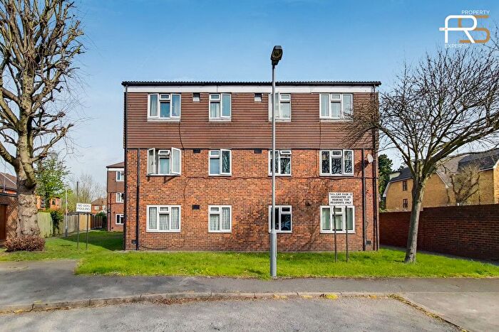 1 Bedroom Flat To Rent In Russets Close, Chingford, E4