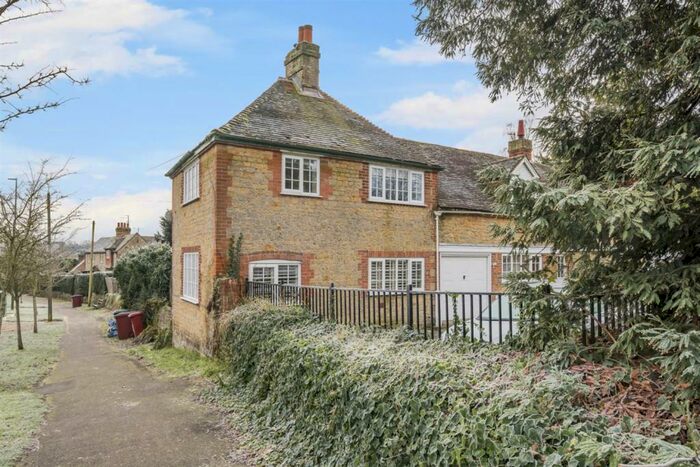 3 Bedroom Semi-Detached House To Rent In Guillards Oak, Midhurst, GU29