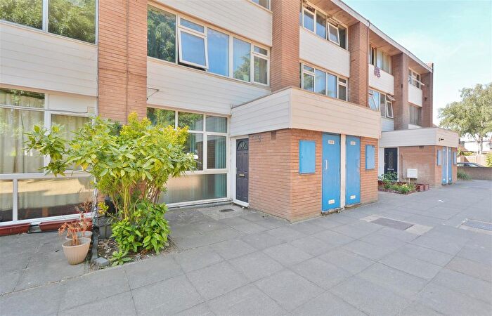 2 Bedroom Maisonette For Sale In Kingswood House, Farnham Road, Slough, SL2