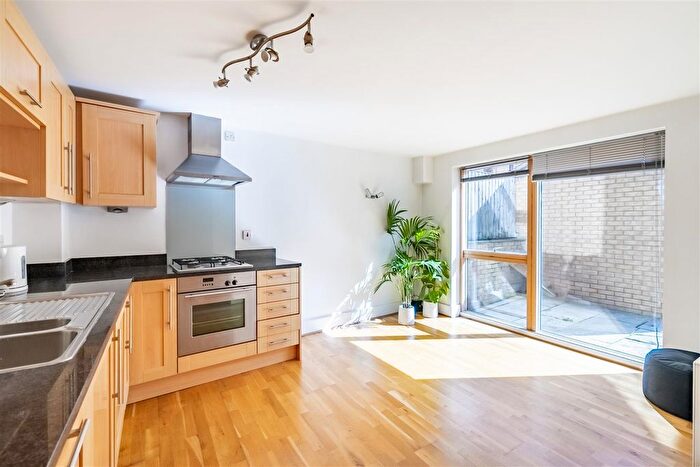 2 Bedroom Flat To Rent In Summerhouse Mews, York, YO30