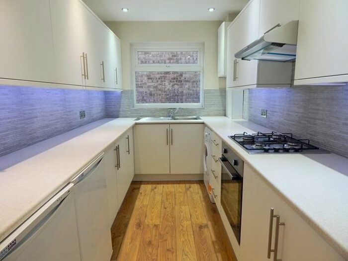 1 Bedroom Flat To Rent In Pinewood Court, Montague Road, Wimbledon, London, SW19