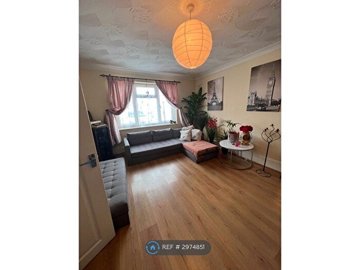 4 Bedroom Semi-Detached House To Rent In Basingstoke Road, Reading, RG2