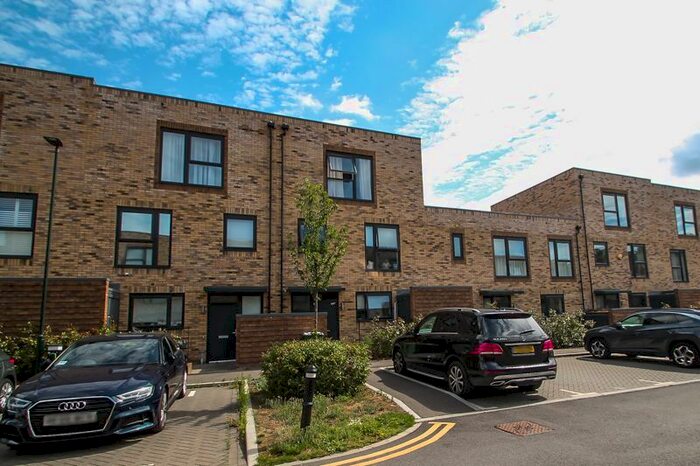 4 Bedroom Town House To Rent In Adit Road, Erith, DA8