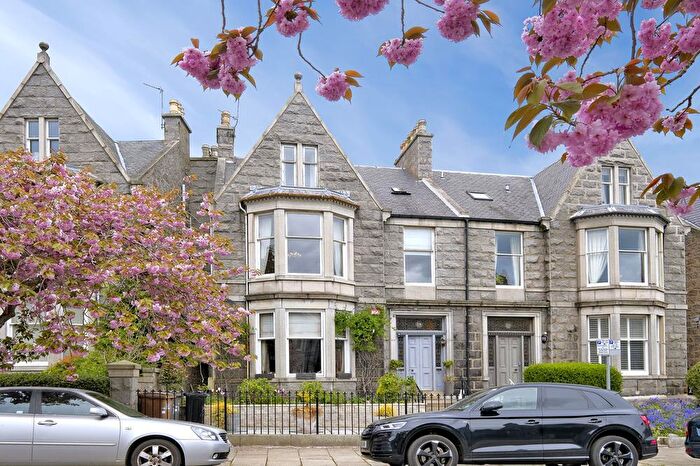 4 Bedroom Flat To Rent In Beaconsfield Place, Top Floor, AB15
