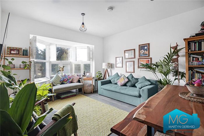 2 Bedroom Apartment For Sale In Church Lane, London, N2