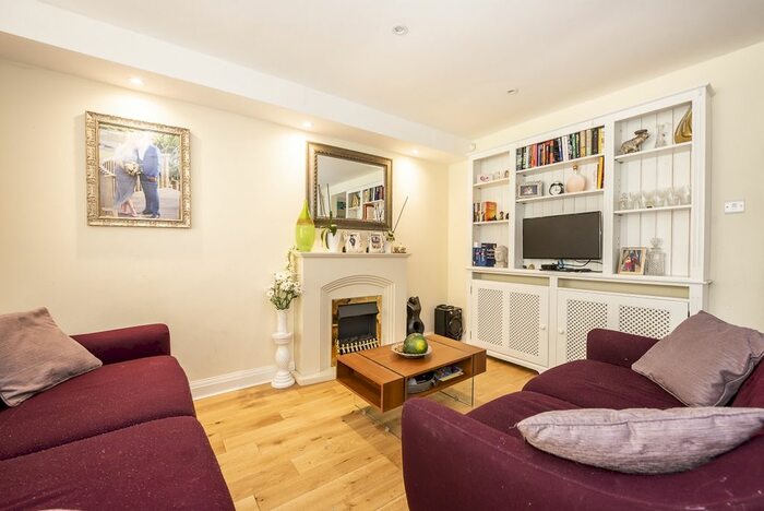 2 Bedroom Maisonette To Rent In Perth Close, London, SW20
