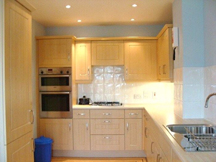 4 Bedroom Semi-Detached House To Rent In Sutton Road, Hounslow, TW5