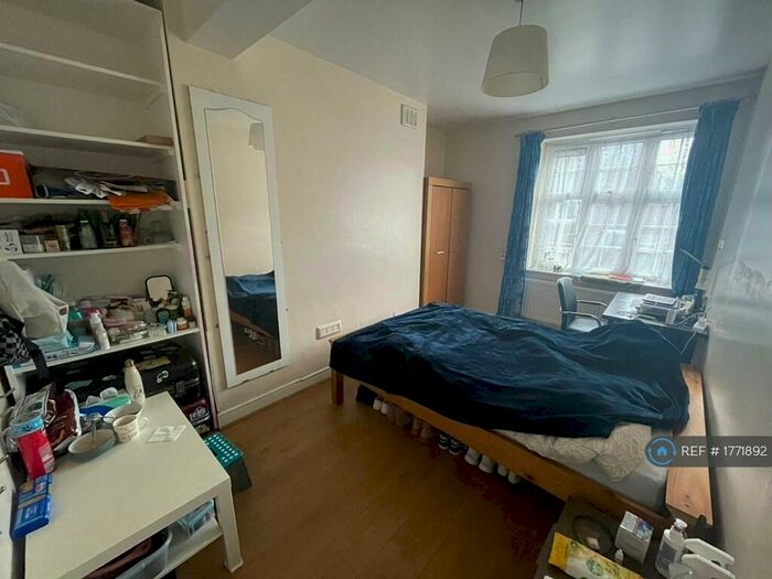 3 Bedroom Flat To Rent In Brook House, London, NW1