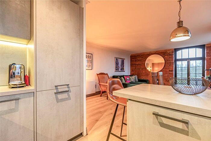 2 Bedroom Flat For Sale In Addlestone, Surrey, KT15
