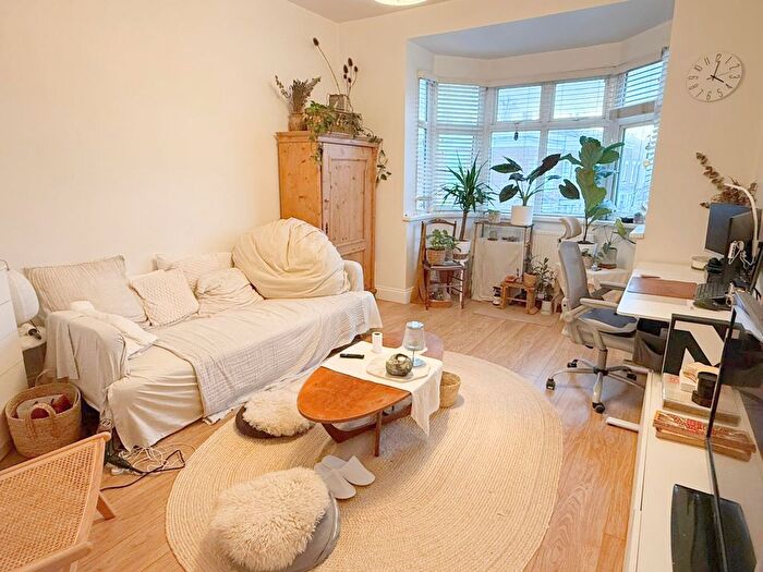 2 Bedroom Flat To Rent In Nightingale Road, Hackney, E5