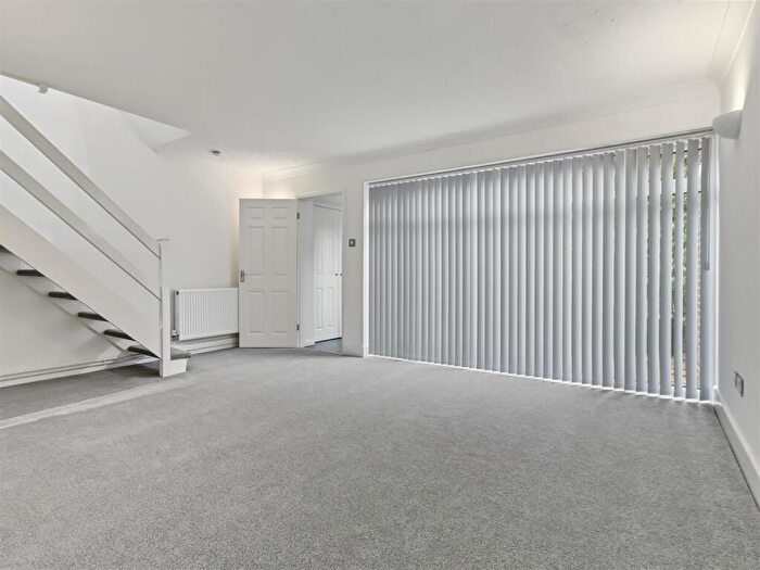 3 Bedroom End Of Terrace House For Sale In Elmdon Court, Norwich, NR1