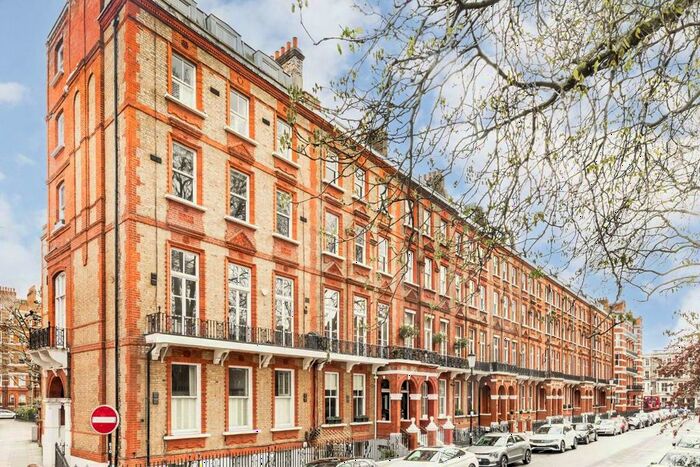 Studio To Rent In Nevern Square, London, SW5