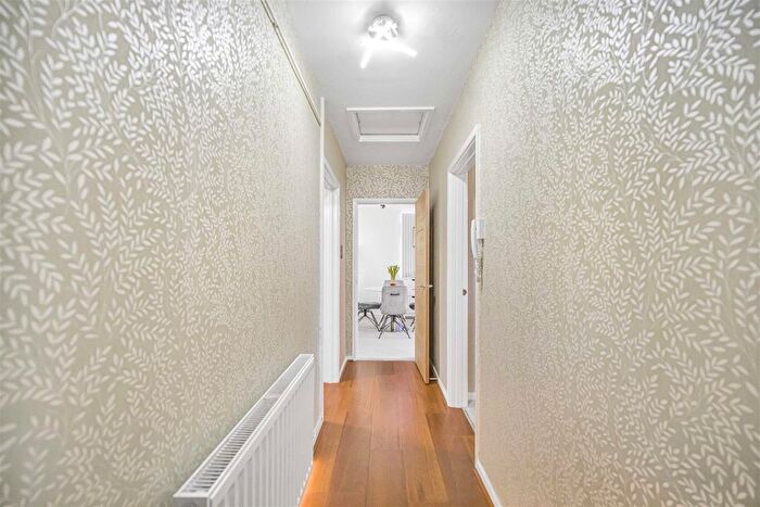 2 Bedroom Flat For Sale In Church Road, Whitchurch, Cardiff, CF14