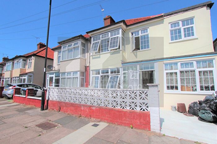 4 Bedroom Semi-Detached House To Rent In Elizabeth Ride, Edmonton, N9