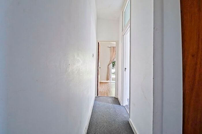 2 Bedroom Flat For Sale In Harcourt Avenue, Southend-On-Sea, SS2
