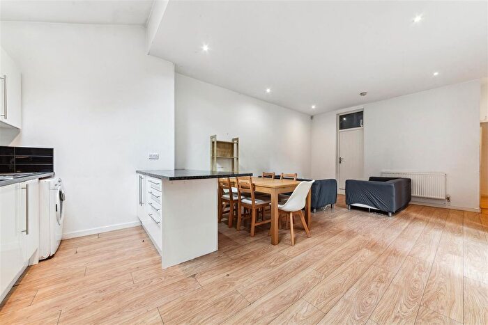 4 Bedroom Flat To Rent In Rushcroft Road, SW2