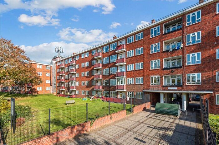 2 Bedroom Apartment For Sale In Albion Road, London, N16