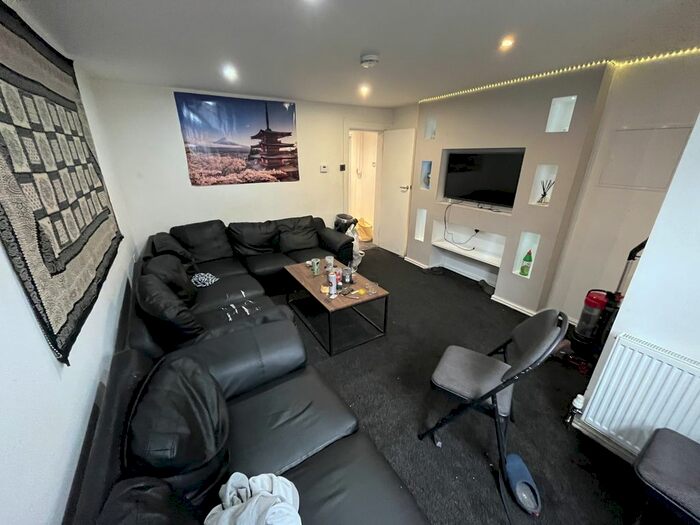 7 Bedroom Terraced House To Rent In Chestnut Avenue, Hyde Park, Leeds, LS6