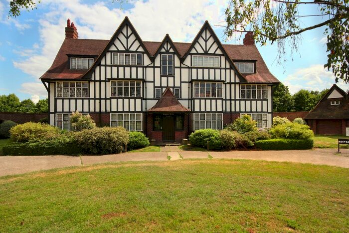 3 Bedroom Flat To Rent In Queens Drive, London, W3