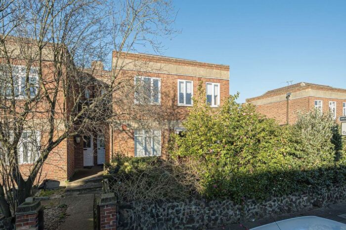 2 Bedroom Flat To Rent In Vale Close, Strawberry Hill, TW1