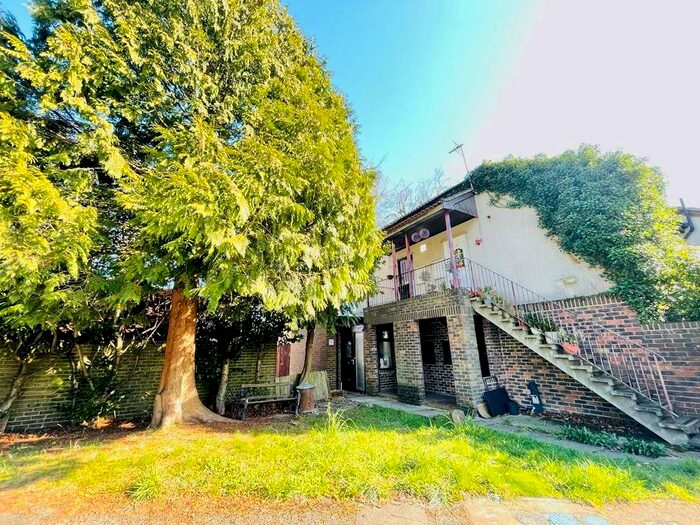 Studio To Rent In Chancellor Gardens, South Croydon, CR2