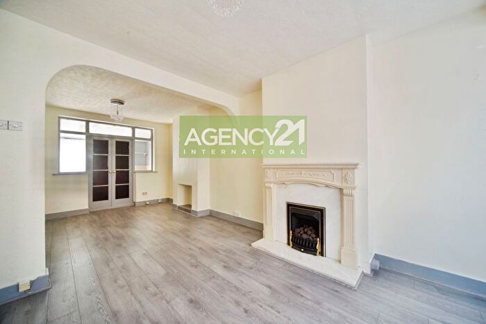 3 Bedroom Terraced House To Rent In Lawrence Ave, Manor Park, E12