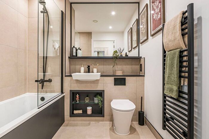 2 Bedroom Flat For Sale In North Gate Park, Harringay, London, N15