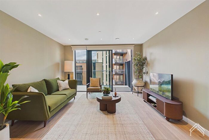 2 Bedroom Flat To Rent In Manser House, London, TW8