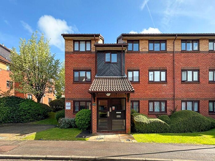 1 Bedroom Flat To Rent In Pavilion Way, Edgware, HA8