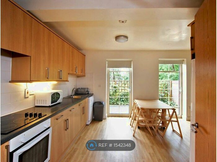 3 Bedroom Flat To Rent In Orchard House, Winchester, SO22