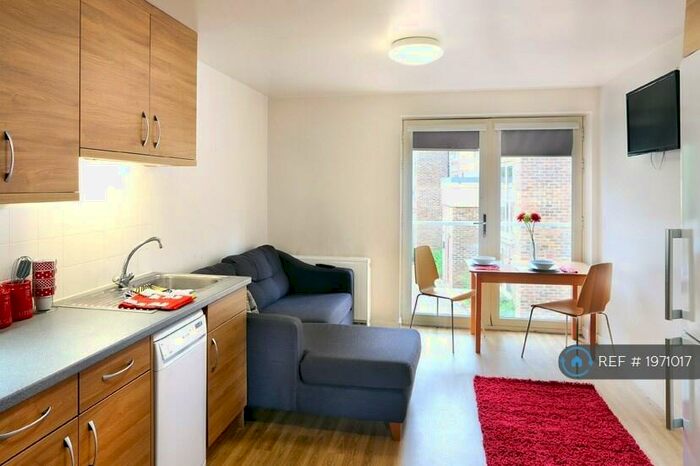 4 Bedroom Flat To Rent In Arwen Lodge, Winchester, SO22