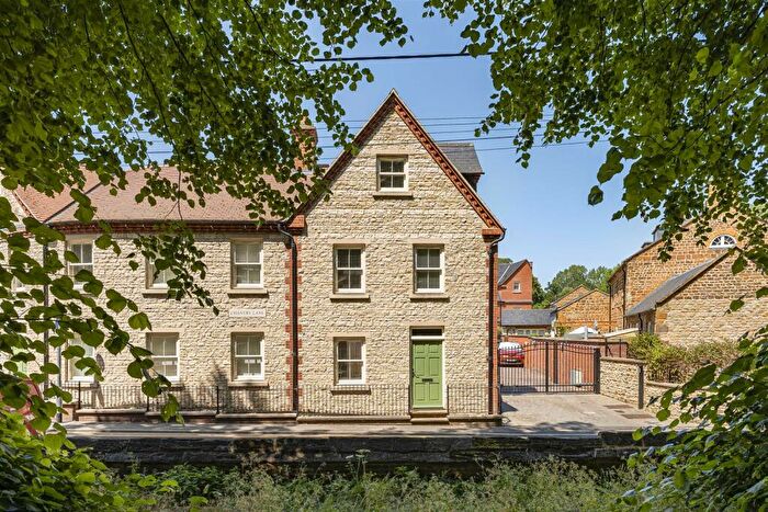 4 Bedroom End Of Terrace House To Rent In Chantry Lane, Towcester, NN12