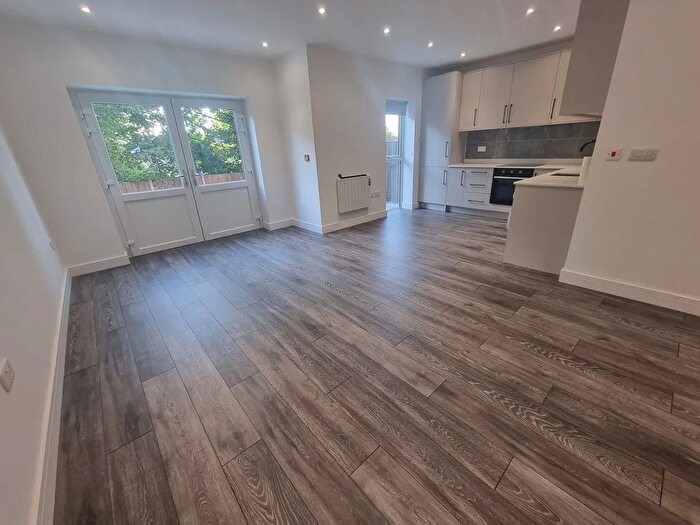 2 Bedroom Flat To Rent In A Woodside Avenue, London, N12