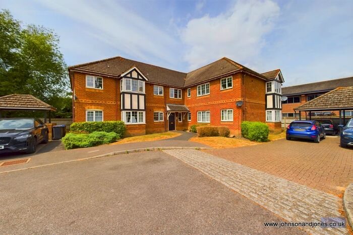 2 Bedroom Flat To Rent In Twynersh Avenue, Chertsey, KT16