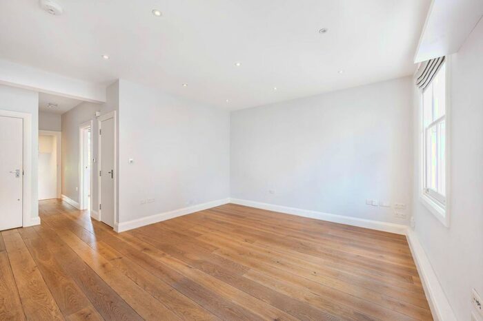 2 Bedroom Flat To Rent In Caxton Grove, Shepherd's Bush, London, W12