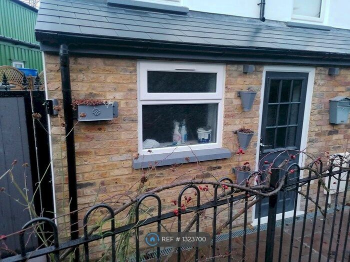 Studio To Rent In Rowlandsfields, Cheshunt, EN8